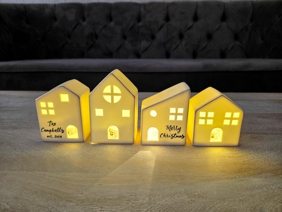 Personalisierte Light Up Keramik Weihnachtshaus Dorf: Weiß Mantel Decor, 4er-Set