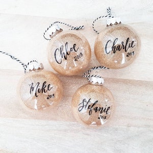 ORNEMENT DE NOL EN OR personnalisé, décoration de Noël, ornement de prénom calligraphié à la main - Un (nom seulement, or, plastique, boule de 3,15 po.)