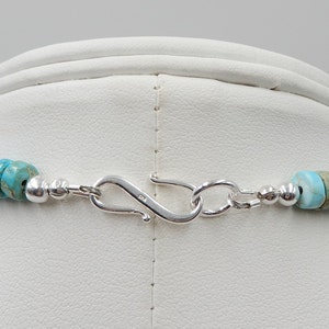 Pu&ograve; includere: Una collana di pietre turchesi con una chiusura in argento. La collana &egrave; composta da perle rotonde e misura circa 45 cm di lunghezza.