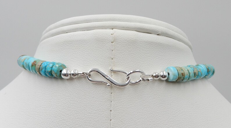 Pu&ograve; includere: Una collana di pietre turchesi con una chiusura in argento. La collana &egrave; composta da perle rotonde e misura circa 45 cm di lunghezza.