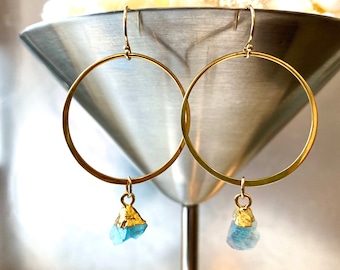 Pendientes de aro de oro con fluorita - Piedras preciosas de fluorita natural sin tallar - Hechos en Maui