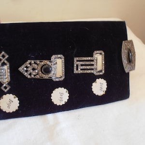 Een sieraden salesman's sample kaart met jaren 1930 clips