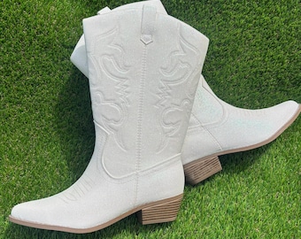 Botas vaqueras personalizadas con purpurina, estilo vaquero blanco brillante.