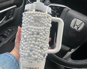 Vaso térmico Stanley Quencher personalizado con diamantes de imitación transparentes y perlas blancas.