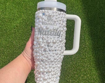 Enfriador de agua Stanley personalizado con perlas y diamantes de imitación - Plata con nombre personalizado y perlas blancas