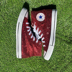 Anpassade glittriga röda Converse All Stars. Glänsande klarröda klassiska chucks.