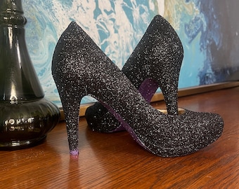 Tacones negros con purpurina personalizados: punta cerrada, suela morada.