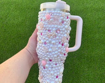 Vaso Pearl Stanley rosa y blanco. Adornado con lazos, cristales y rosas.
