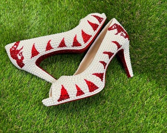 Strass dinosaurushoge hakken, wit en rood. Op maat gemaakte bruidsschoenen