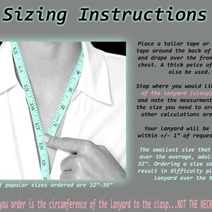 Puede incluir: Instrucciones de tama&ntilde;o para un cord&oacute;n. Se muestra a una persona midiendo su cuello con una cinta m&eacute;trica. El texto explica c&oacute;mo medir para un cord&oacute;n y se&ntilde;ala que los tama&ntilde;os m&aacute;s populares pedidos son de 32 a 35 pulgadas.