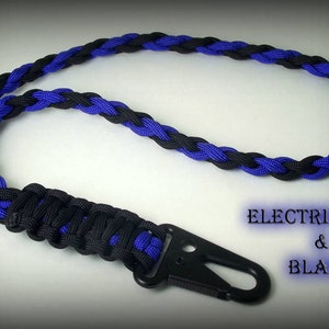 Puede incluir: Un cord&oacute;n de paracord negro y azul el&eacute;ctrico con un clip de metal negro. ELECTRIC BLUE & BLACK.