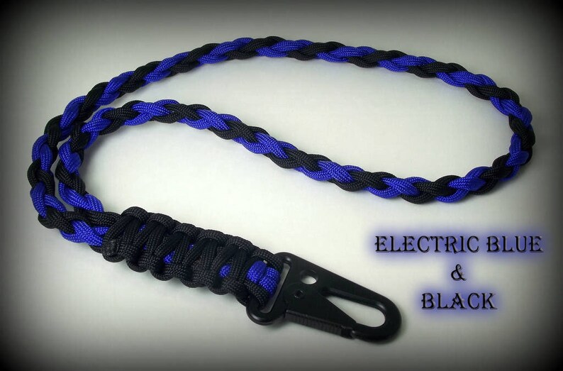 Puede incluir: Un cord&oacute;n de paracord negro y azul el&eacute;ctrico con un clip de metal negro. ELECTRIC BLUE & BLACK.