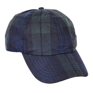 Peut inclure: Une casquette de baseball en tissu à carreaux bleu et vert avec une visière incurvée.