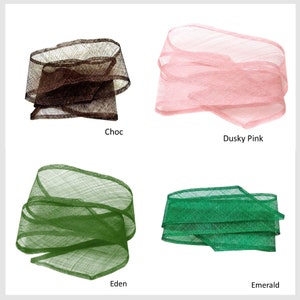 Pode incluir: Quatro amostras de fita tecida em diferentes cores: marrom chocolate, rosa poeirento, verde e verde esmeralda. A fita est&aacute; dobrada e disposta em uma pilha solta.