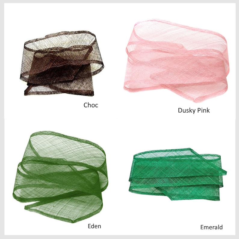 Pode incluir: Quatro amostras de fita tecida em diferentes cores: marrom chocolate, rosa poeirento, verde e verde esmeralda. A fita est&aacute; dobrada e disposta em uma pilha solta.