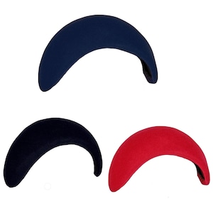 Può includere: Tre accessori per capelli a forma di mezzaluna in blu navy, nero e rosso. Gli accessori per capelli sono realizzati in un materiale morbido, simile al feltro, e hanno un design curvo. Gli accessori sono mostrati su sfondo bianco.