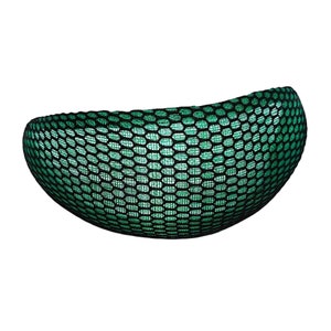 Könnte beinhalten: Ein halbkreisförmiges, grünes Mesh-Objekt mit einem Wabenmuster. Das Objekt hat eine leuchtend grüne Farbe und eine schwarze Mesh-Auflage. Die Form ist gebogen, mit einer glatten, abgerundeten Kante. Der Hintergrund ist schlicht weiß.