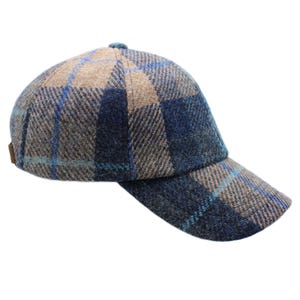 Könnte beinhalten: Eine blaue und braune karierte Baseballkappe mit einem gebogenen Schirm.
