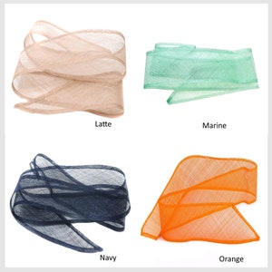 Pode incluir: Quatro fitas de cores diferentes, Latte, Marine, Navy e Laranja. Cada fita &eacute; feita de um material tecido e est&aacute; dobrada em um n&oacute; frouxo.