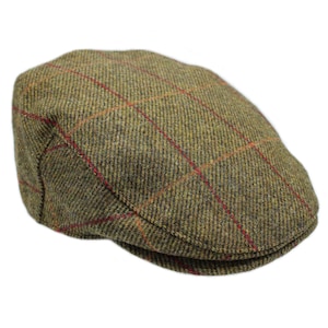 Puede incluir: Una gorra plana de tweed verde con un patrón de cuadros rojos y naranjas.