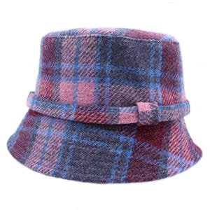 Op de afbeelding: Een blauwe, roze en bordeauxrode geruite bucket hat van wol.