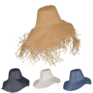 Pode incluir: Uma coleção de chapéus de sol de abas largas. O chapéu principal é de cor bege natural com uma borda com franjas. Abaixo estão três chapéus adicionais em azul marinho, branco e azul. Os chapéus têm uma textura tecida.