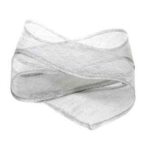 Pode incluir: Um rolo de fita de cetim prateada. A fita &eacute; feita de um tecido delicado e transl&uacute;cido com um brilho sutil.