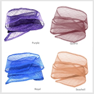 Pode incluir: Quatro fitas de sinamay de diferentes cores, um tipo de palha usado para fazer chap&eacute;us. As cores s&atilde;o roxo, quartzo, azul royal e concha.