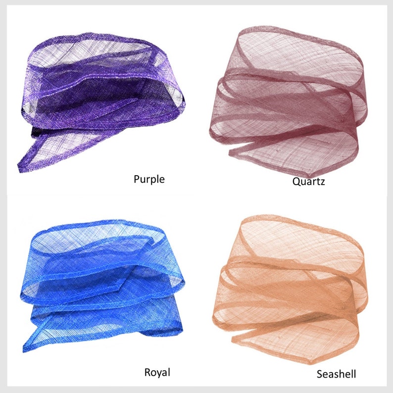 Pode incluir: Quatro fitas de sinamay de diferentes cores, um tipo de palha usado para fazer chap&eacute;us. As cores s&atilde;o roxo, quartzo, azul royal e concha.