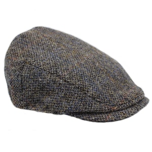 Puede incluir: Gorra plana de tweed marrón. La gorra presenta un tejido texturizado con motas azules, naranjas y otros colores. Tiene una corona redondeada y una visera pequeña y rígida. Un accesorio de moda clásico.