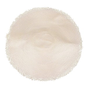 Może przedstawiać: Okrągły, kremowy słomkowy kapelusz z lekko strzępionym brzegiem.