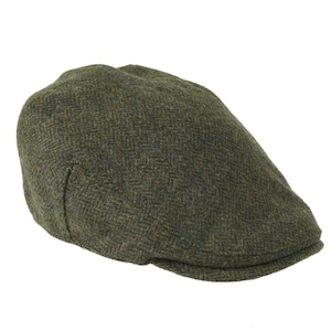 Puede incluir: Una gorra plana de tweed verde con un patrón de espiga.