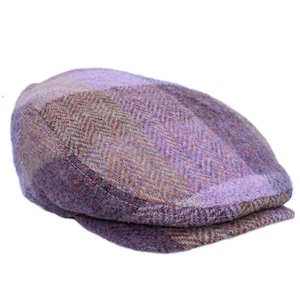 Pode incluir: Uma boina de tweed de cor roxa, castanho e bege com um padrão de espinha de peixe.