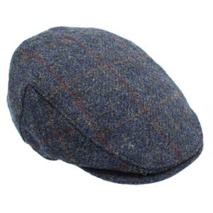 Könnte beinhalten: Eine blaue Tweed-Flatcap mit einem rot-gelben Karomuster.