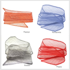 Pode incluir: Quatro rolos de fita em diferentes cores: laranja papaia, azul pervinca, cinza estanho e vermelho papoula.