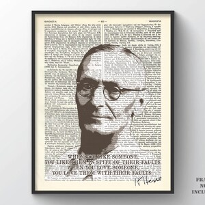 Puede incluir: Impresión enmarcada con un retrato en tonos sepia de un hombre con gafas, superpuesto a una página de libro antiguo. La impresión incluye la cita: "Cuando te gusta alguien, te gusta a pesar de sus defectos. Cuando amas a alguien, lo amas con sus defectos."