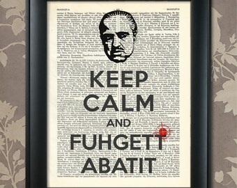 Könnte beinhalten: Ein Schwarzweißdruck einer alten Wörterbuchseite mit dem Text "Keep Calm and Fuhgettaboutit" in fetten schwarzen Buchstaben. Der Text ist über ein Schwarzweißbild eines Männergesichts gelegt.