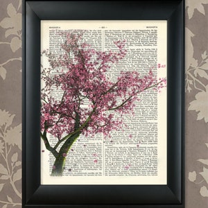 Peut inclure: Une page de livre vintage avec un cerisier en fleurs rose imprimé dessus. Le texte sur la page est en petite police et est pour la plupart illisible. L'arbre est au centre de la page et a des fleurs roses et des feuilles vertes. Le fond est de couleur crème.