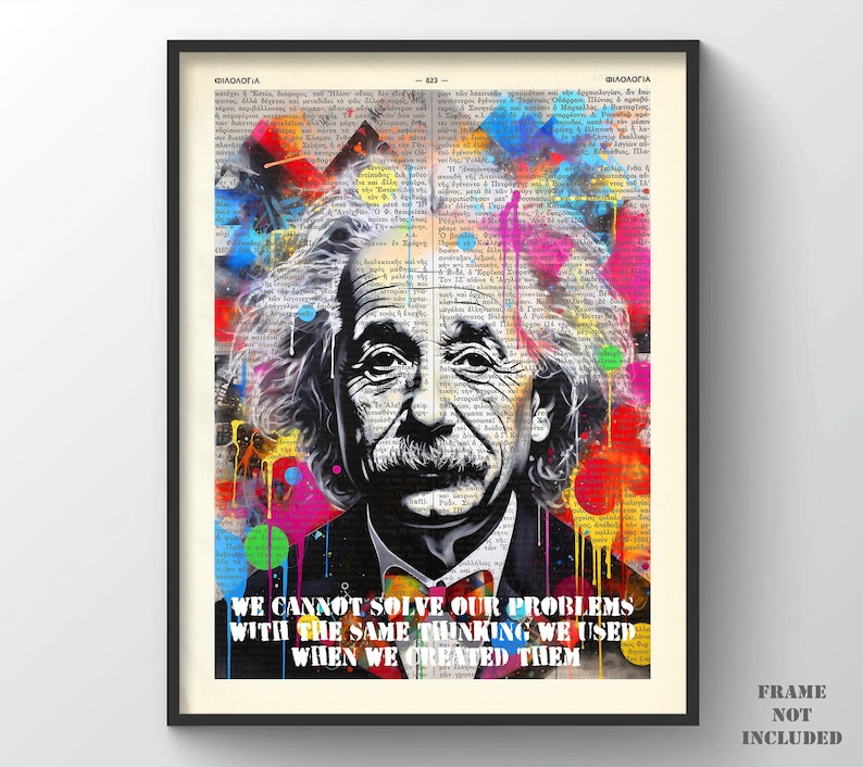 Puede incluir: Un retrato en blanco y negro de Albert Einstein con salpicaduras de pintura de colores sobre un fondo de p&aacute;gina de libro antiguo. La cita "No podemos resolver nuestros problemas con el mismo pensamiento que usamos cuando los creamos" est&aacute; impresa debajo del retrato.