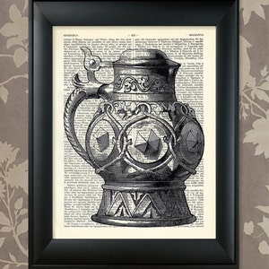 Peut inclure: Illustration en noir et blanc d'un pichet en céramique vintage avec une poignée décorative et un motif géométrique. Le pichet est sur un socle à motifs et est entouré de texte.