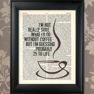 Puede incluir: Una impresi&oacute;n enmarcada en negro con una silueta de taza de caf&eacute; superpuesta en una p&aacute;gina de diccionario vintage. El texto dice "No estoy realmente seguro de qu&eacute; har&iacute;a sin caf&eacute;, pero supongo...probablemente 25 a la vida."