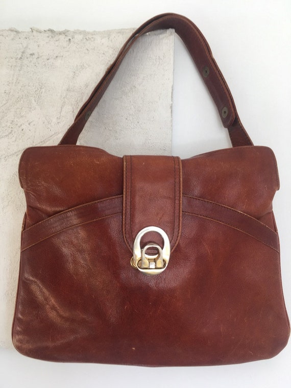 Sac en cuir fauve porté épaule vintage, cadeau St 