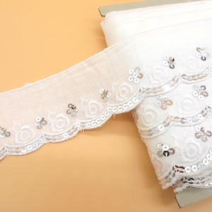 3 metri di passamaneria in pizzo ricamato in cotone bianco con paillettes argentate, larghezza 5 cm