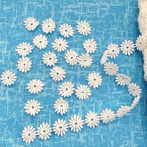 Embroidered Guipure Lace 15mm Daisies / Flowers 20 pieces, or by the metre. Sew-on patch applique White. Not shiny!