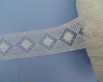 2m of Beautiful ivory white embroidered Lace Border Trimming 6cm Width