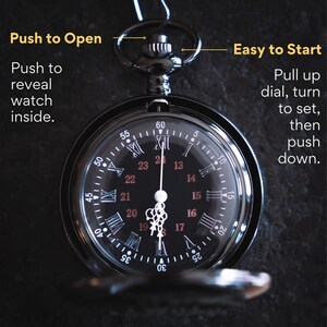 Pu&ograve; includere: Un orologio da tasca nero con numeri romani sul quadrante. L'orologio ha un quadrante nero con lancette bianche e numeri bianchi. L'orologio &egrave; aperto e le lancette sono impostate alle 12:00. L'orologio ha un meccanismo di apertura a pressione e un quadrante estraibile per impostare l'ora.