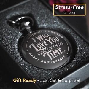 Pu&ograve; includere: Un orologio da tasca nero con una catena d'argento e un'iscrizione personalizzata che recita "Al mio marito, ti amer&ograve; fino alla fine dei tempi. Buon anniversario".