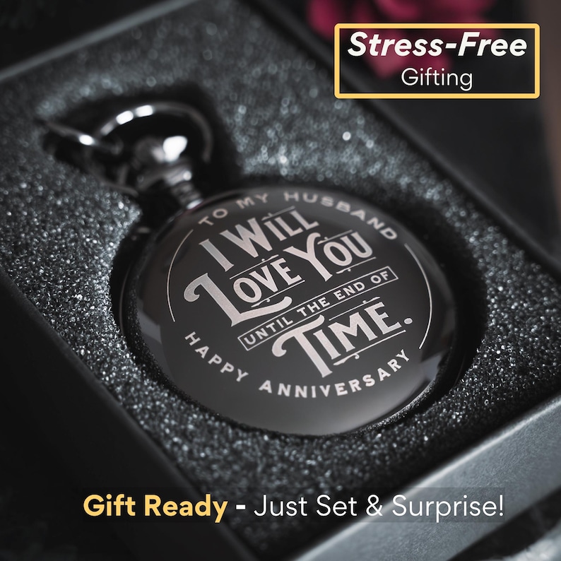 Pu&ograve; includere: Un orologio da tasca nero con una catena d'argento e un'iscrizione personalizzata che recita "Al mio marito, ti amer&ograve; fino alla fine dei tempi. Buon anniversario".