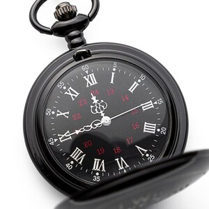 Pu&ograve; includere: Un orologio da tasca nero con numeri romani e un quadrante nero. L'orologio ha una catena e lancette argentate.