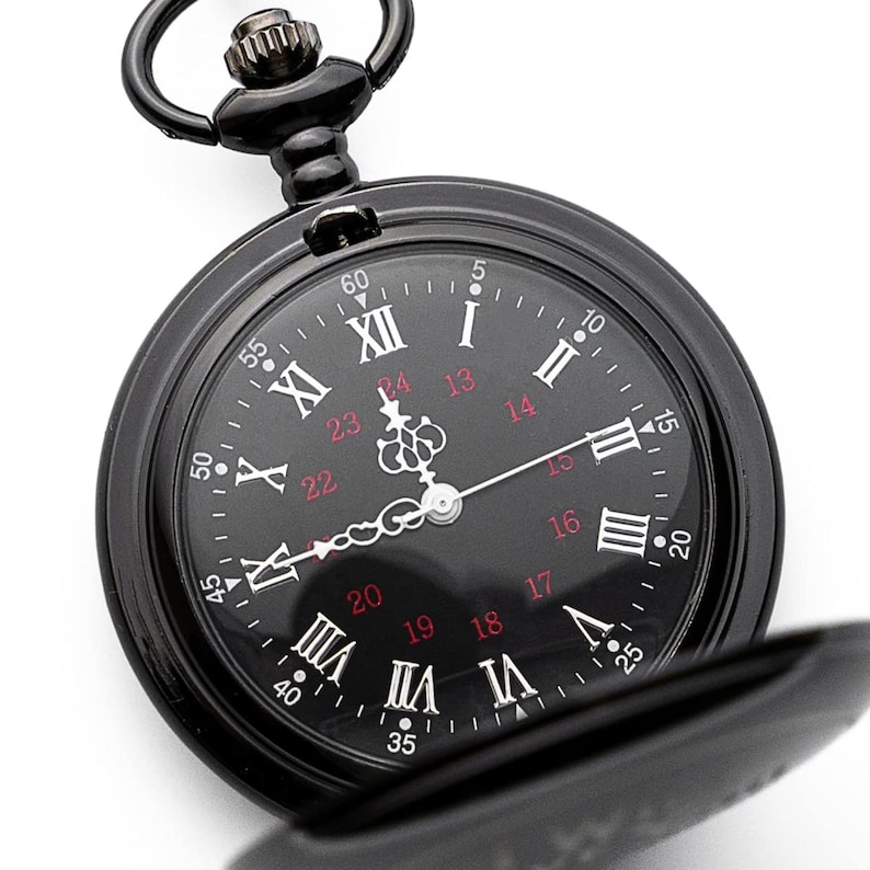 Pu&ograve; includere: Un orologio da tasca nero con numeri romani e un quadrante nero. L'orologio ha una catena e lancette argentate.